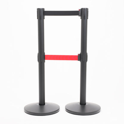 postes separadores con doble cinta negra y roja