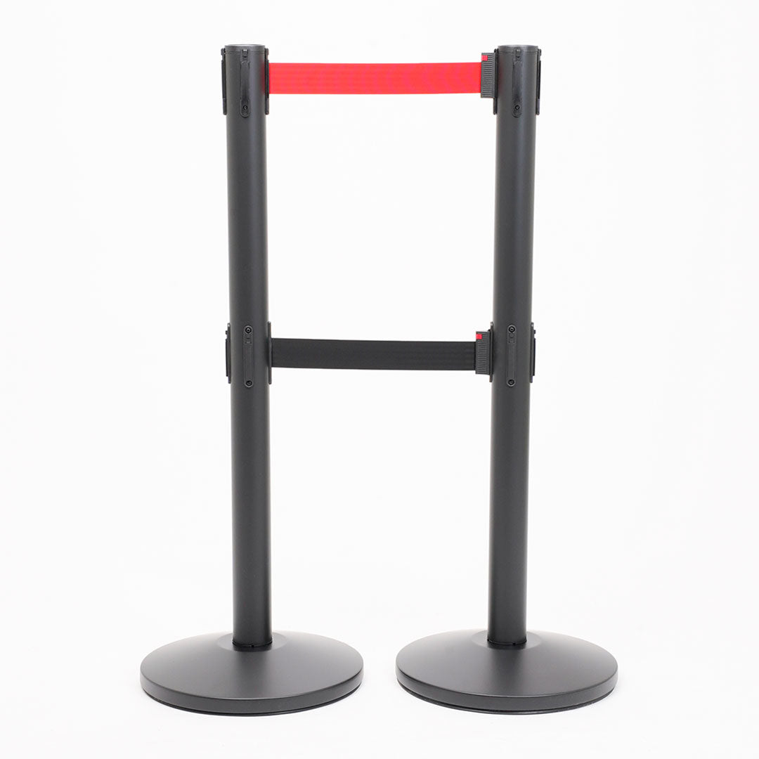 postes separadores con doble cinta roja y negra