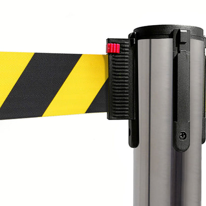 poste separador con cinta negra y amarillo