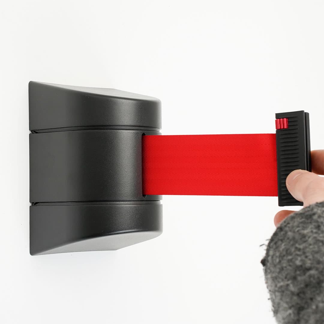 cinta rectrátil roja de pared