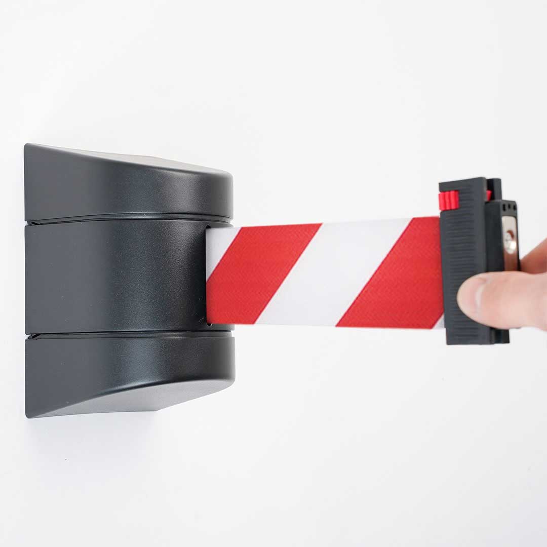 Cinta retráctil de pared. Anclaje magnético. Cinta negra.