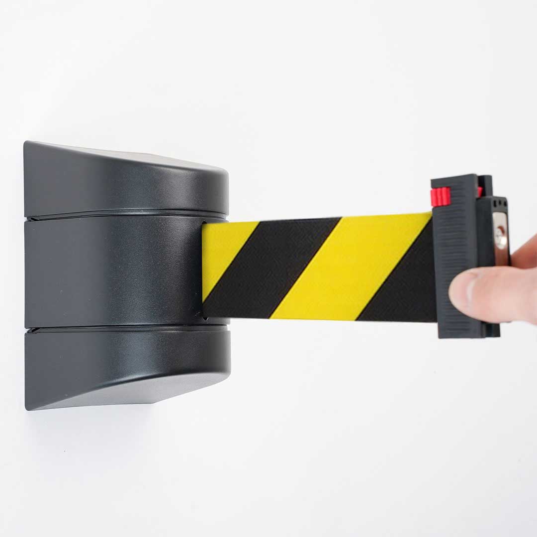 Cinta retráctil de pared. Anclaje magnético. Cinta negra.