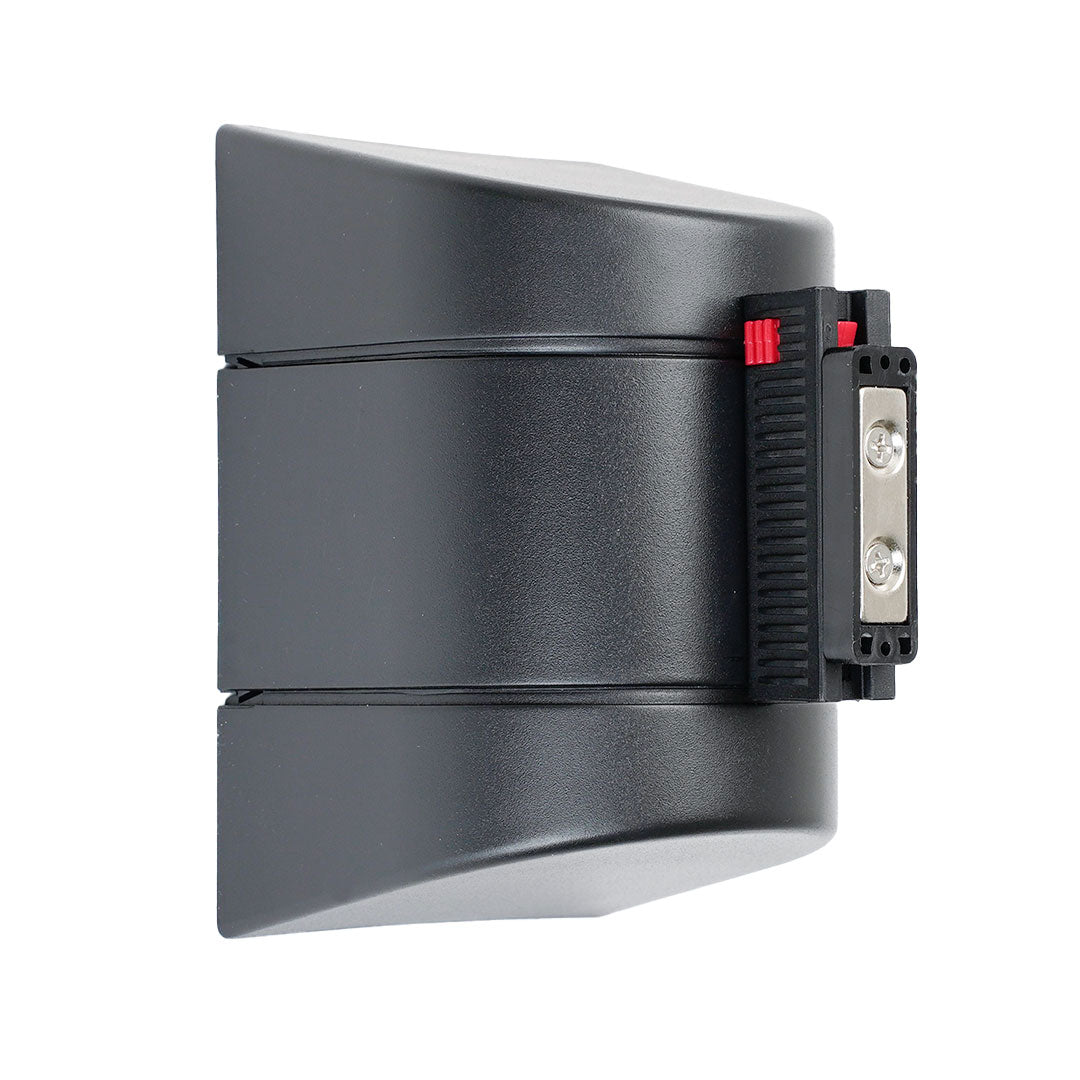 Cinta retráctil de pared. Anclaje magnético. Cinta negra.