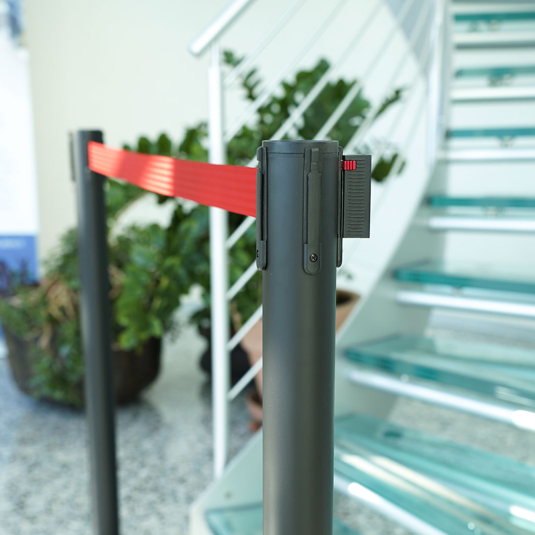 Poste separador Negro con cinta retráctil de 3 metros