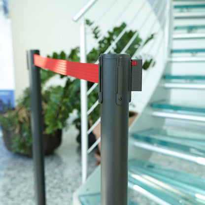 Poste separador Negro con cinta retráctil de 3 metros