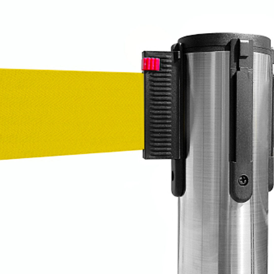poste separador con cinta amarilla