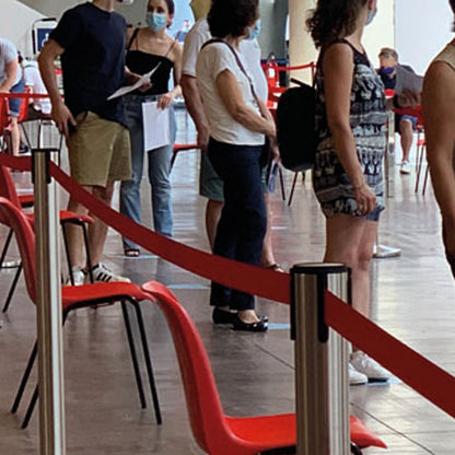 poste separador con cinta retráctil 