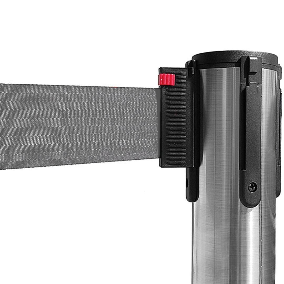 poste separador con cinta gris