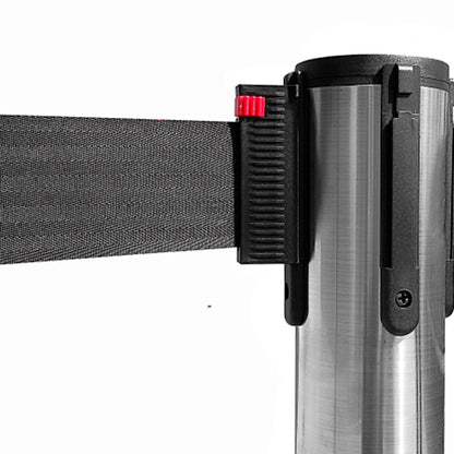 poste separador con cinta retráctil negra