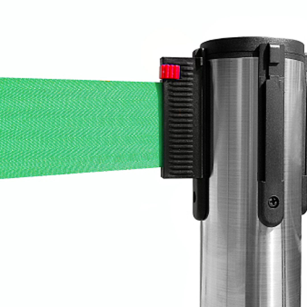 poste separador con cinta retráctil verde