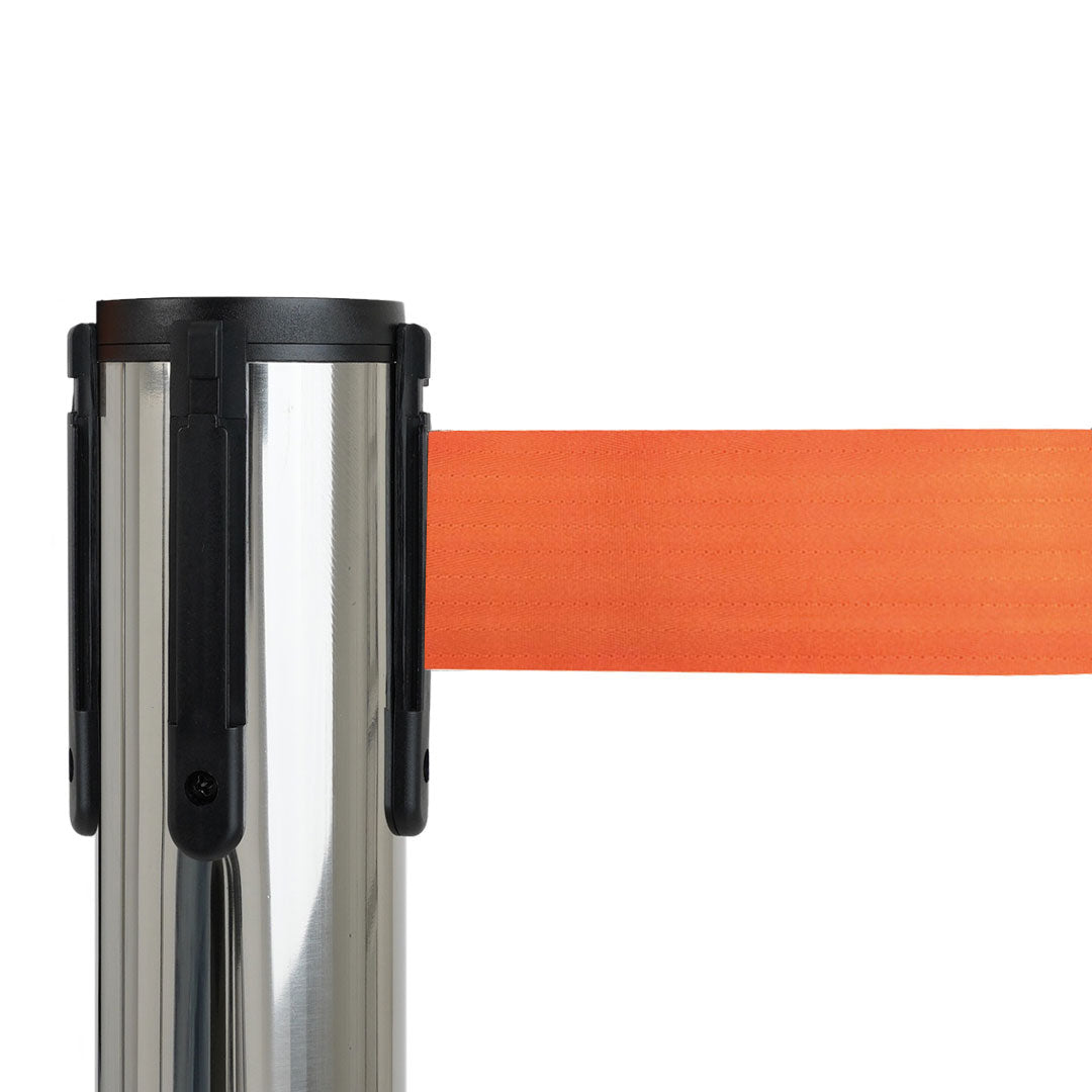 poste separador con cinta naranja