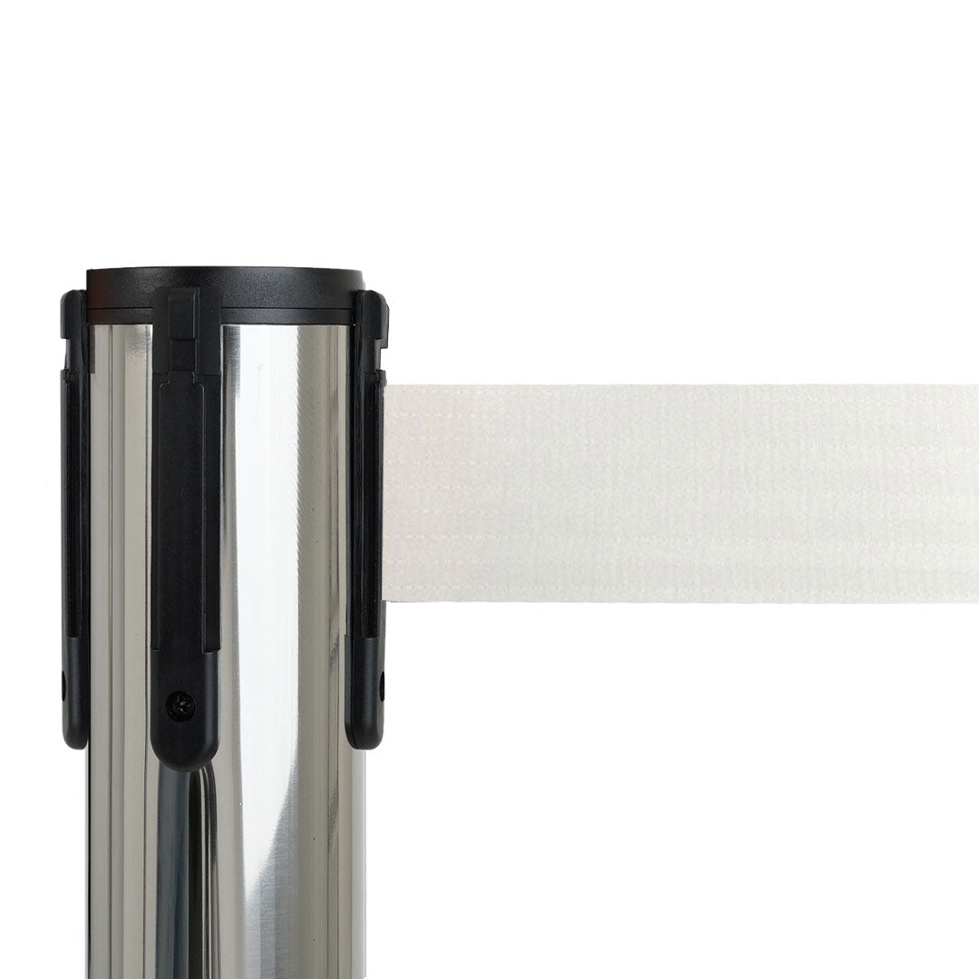 poste separador con cinta blanca