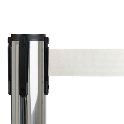 poste separador con cinta blanca