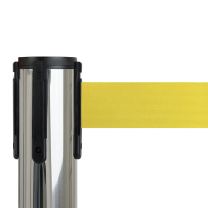 poste separador con cinta amarilla