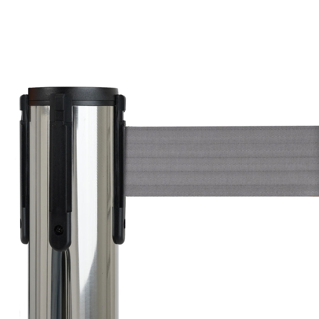 poste separador con cinta gris