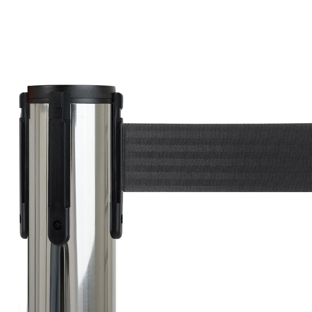 poste separador con cinta negra