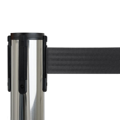 poste separador con cinta negra