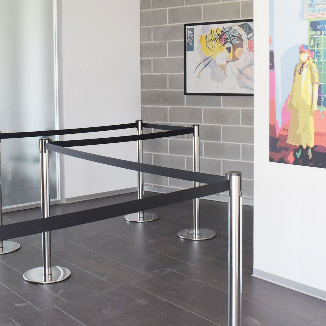 poste separador con cinta retráctil negra