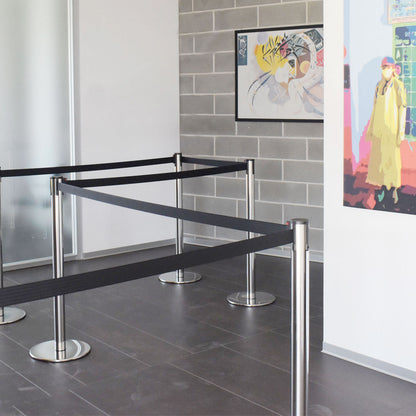 poste separador con cinta retráctil negra