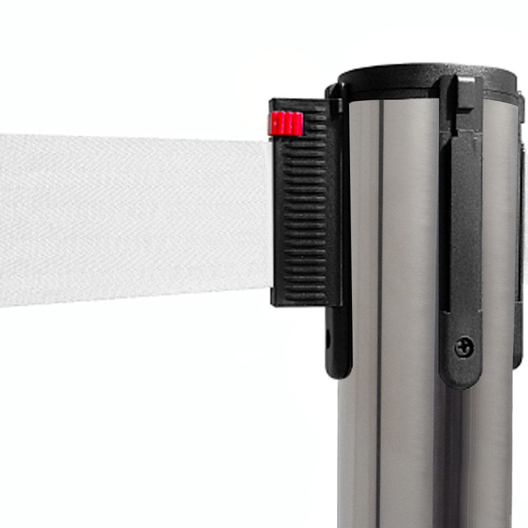 poste separador con cinta blanca