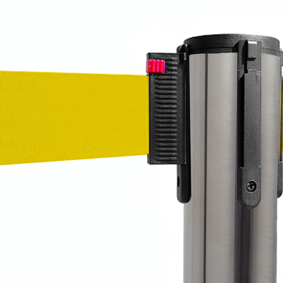 poste separador con cinta retráctil amarilla