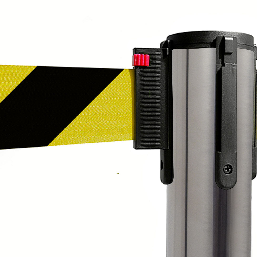 poste separador con cinta retráctil negra y amarilla