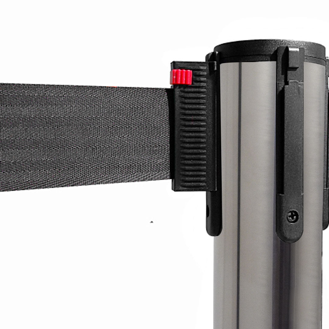 poste separador con cinta retráctil negra