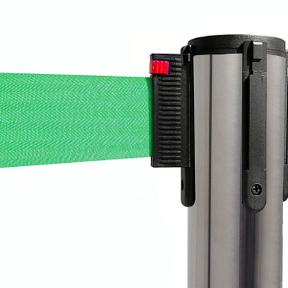 poste separador con cinta retráctil verde