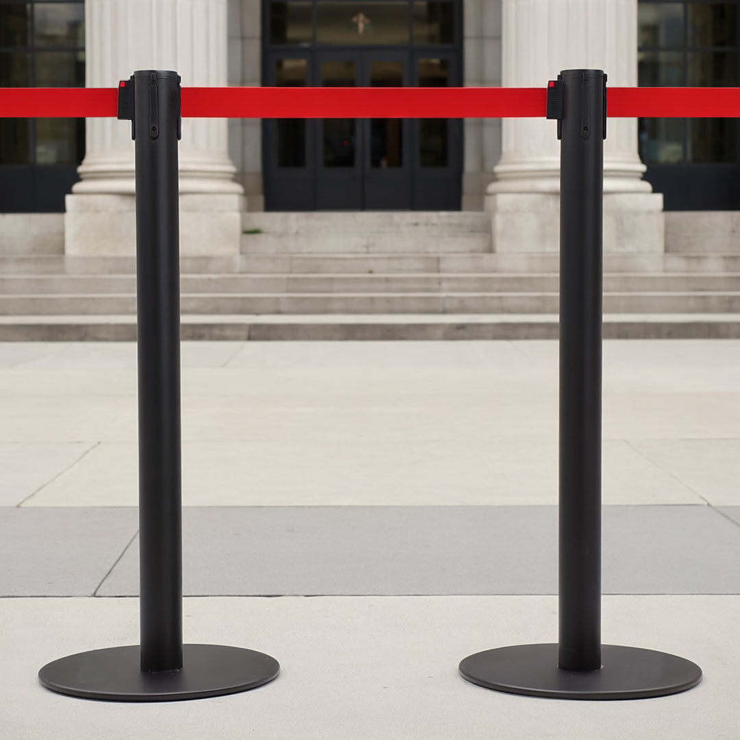 poste separador negro con cinta roja