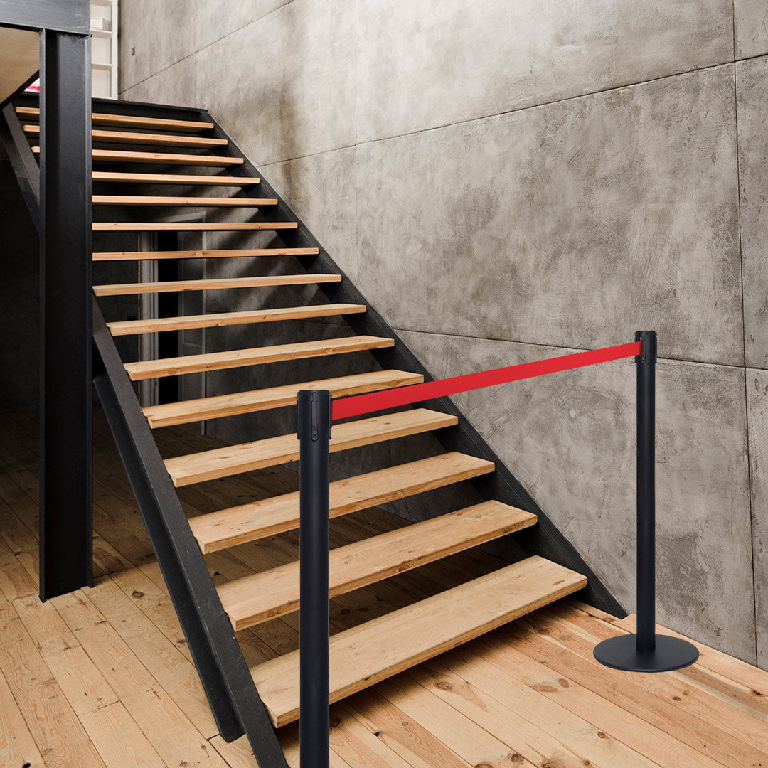 poste separador negro con cinta roja