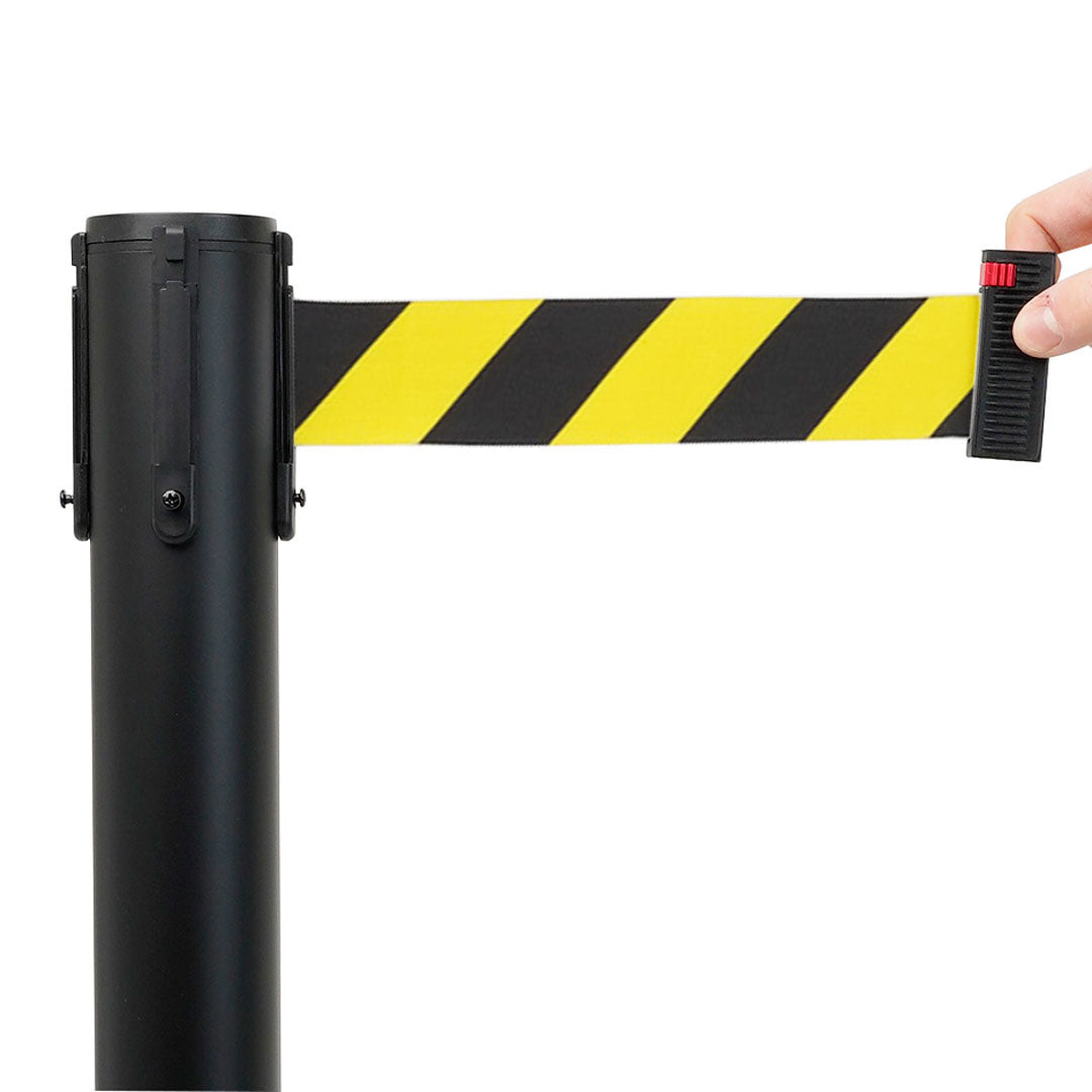 poste separador negro con cinta negra y amarilla