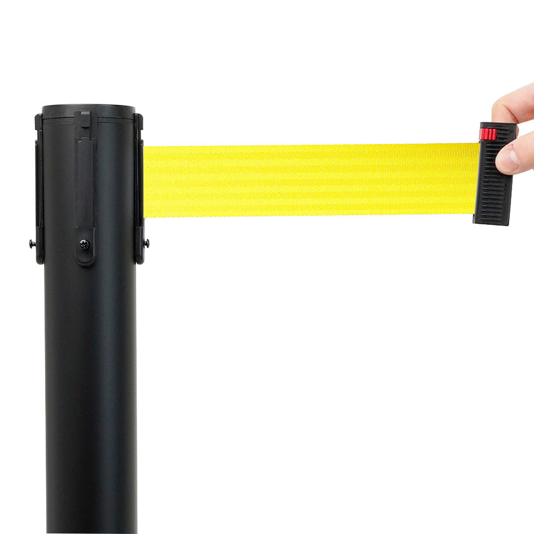 poste separador negro con cinta amarilla