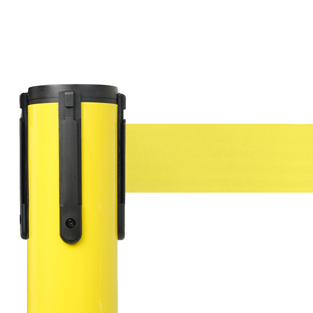 poste separador amarillo con cinta amarilla