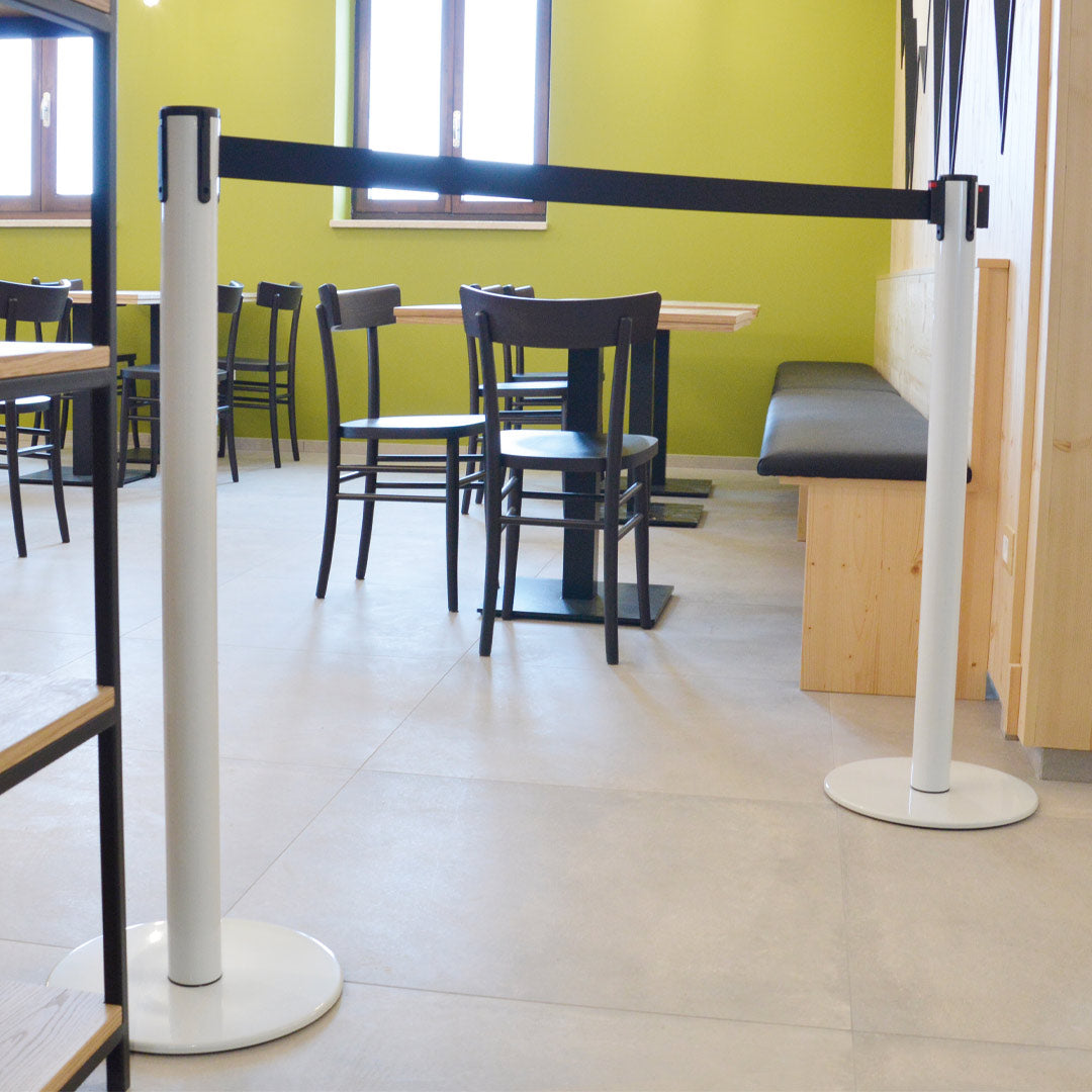 poste separador blanco con cinta