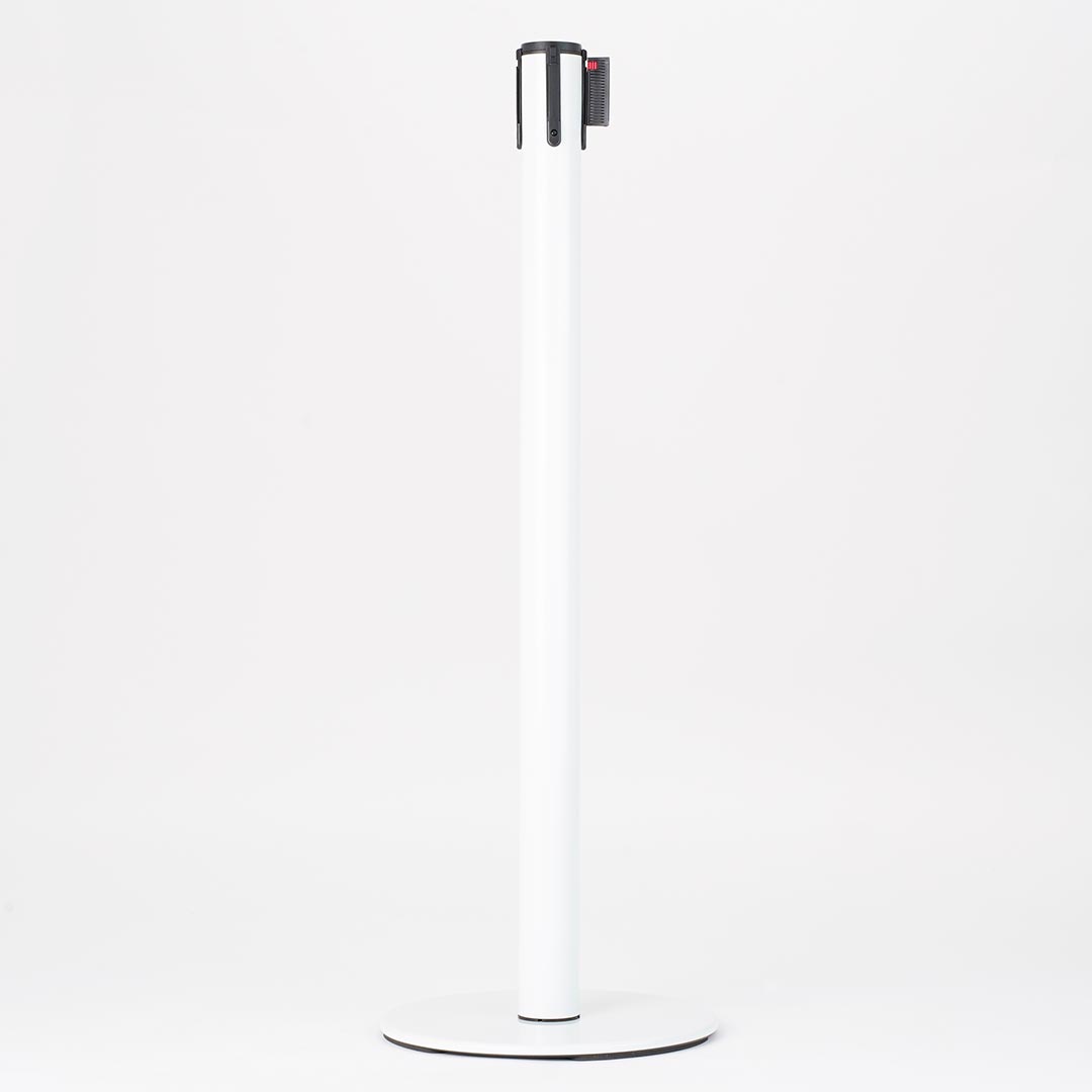 poste separador blanco con cinta retráctil de 3 metros