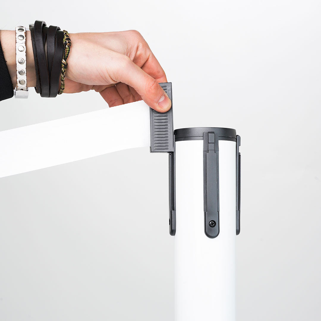 poste separador blanco con cinta 