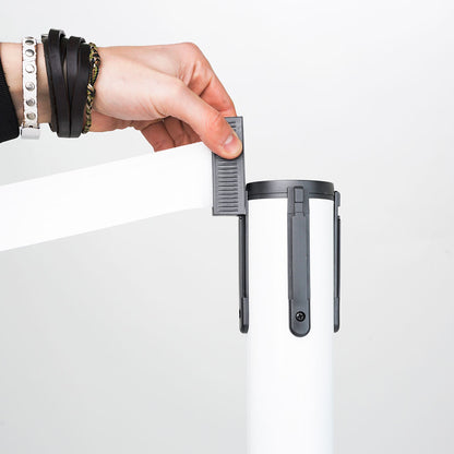 poste separador blanco con cinta 