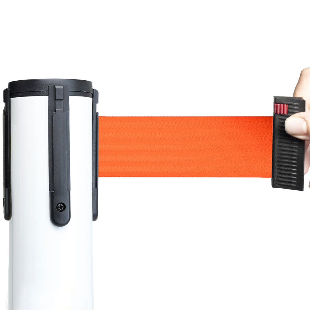 poste separador blanco con cinta naranja