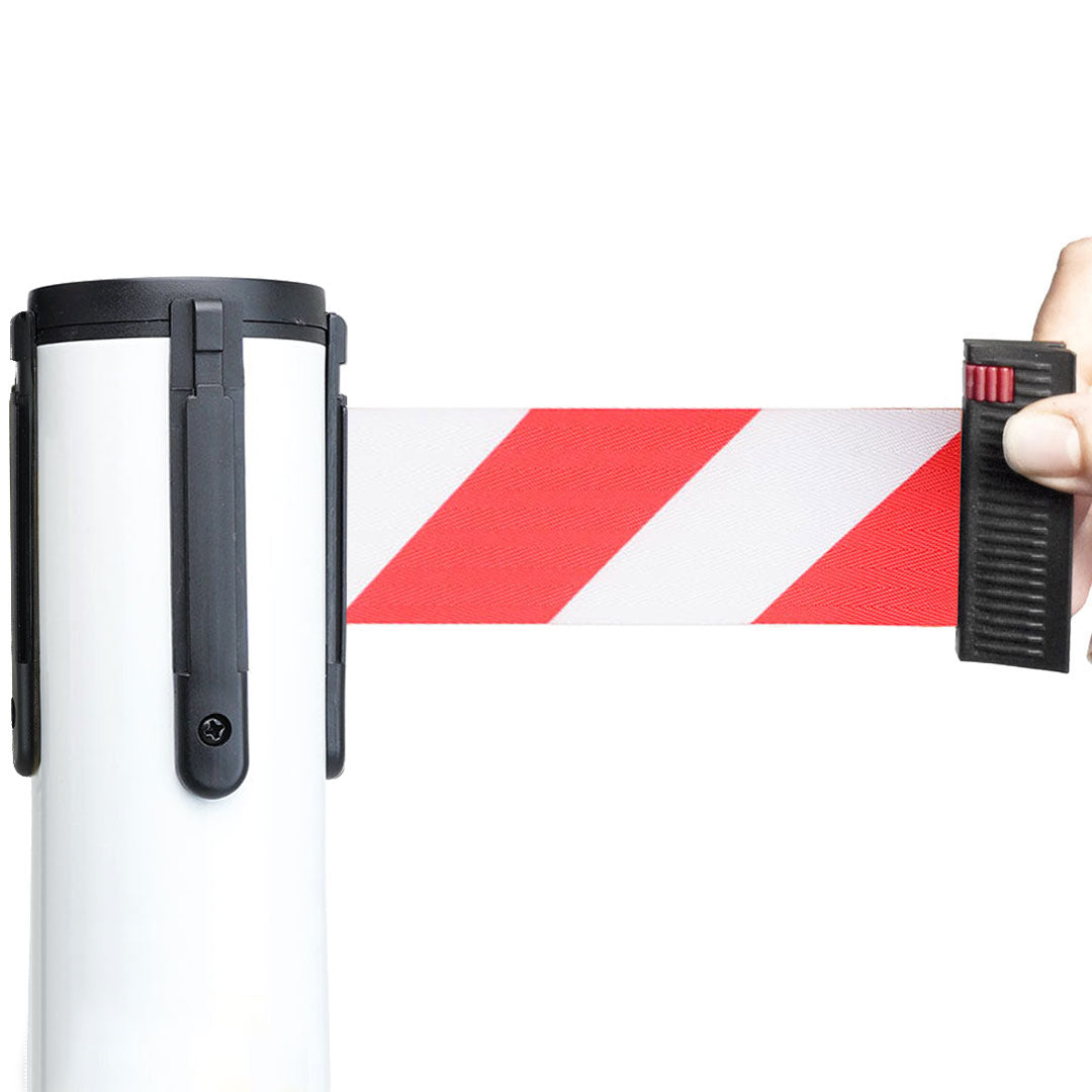 poste separador blanco con cinta blanca y roja
