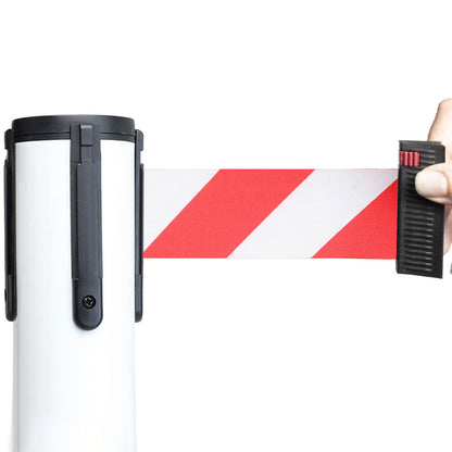 poste separador blanco con cinta blanca y roja