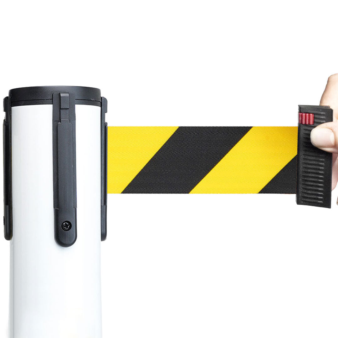poste separador blanco con cinta amarillo y negro