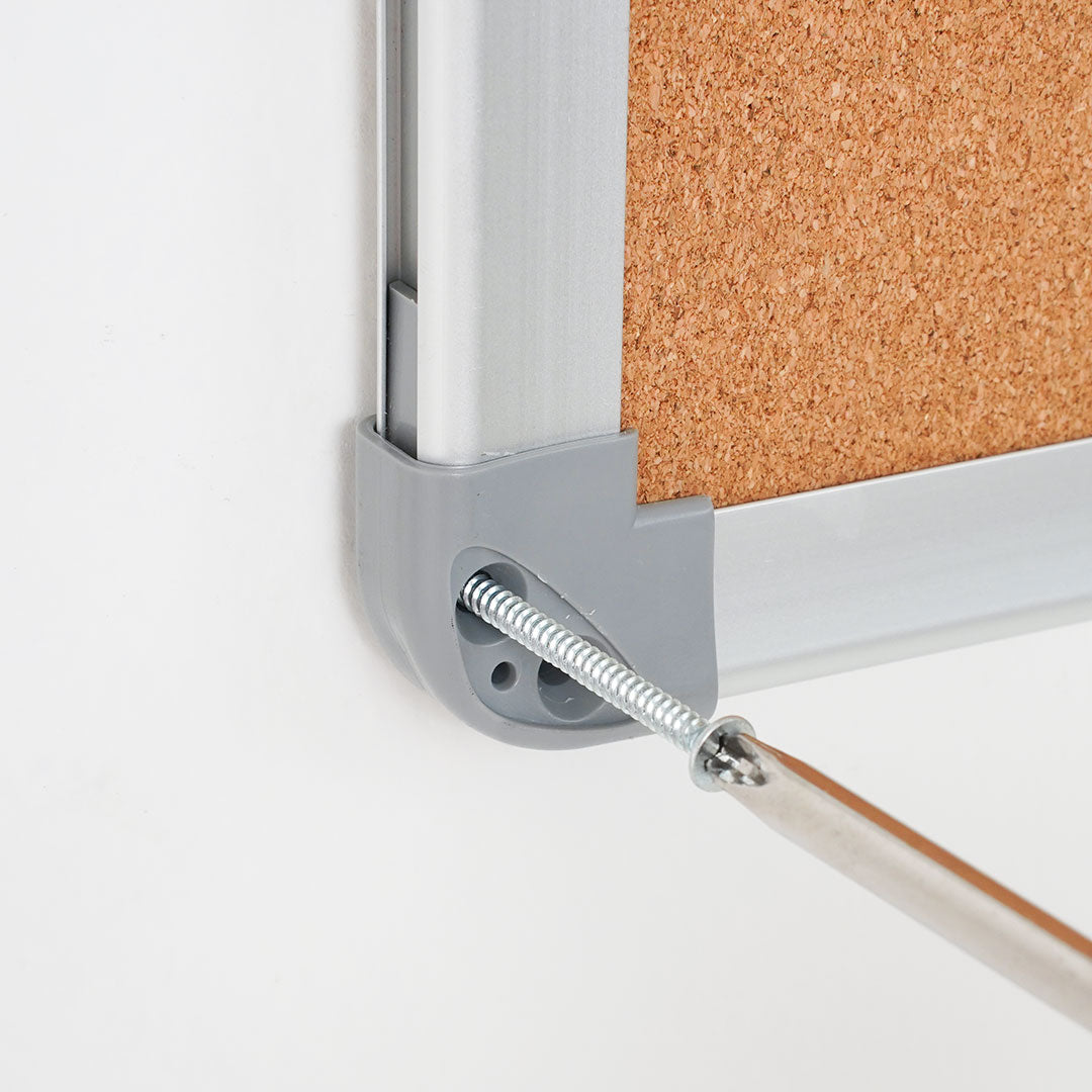 detalle tornillos para fijacion a pared de pizarra de corcho