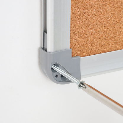 detalle tornillos para fijacion a pared de pizarra de corcho