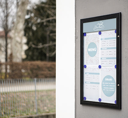 tablón de anuncios exterior