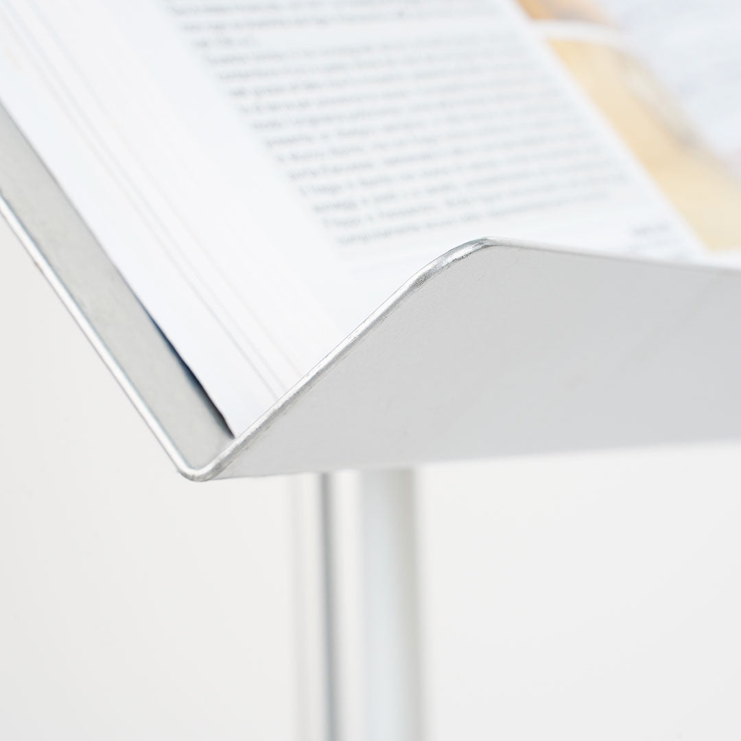 detalle de atril de metal de pie