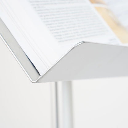 detalle de atril de metal de pie