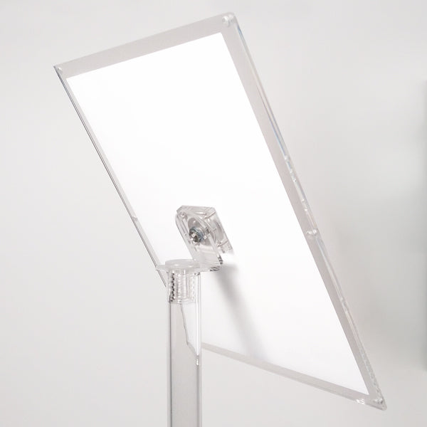 detalle de porta grafica de pie en metacrilato