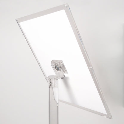 detalle de porta grafica de pie en metacrilato